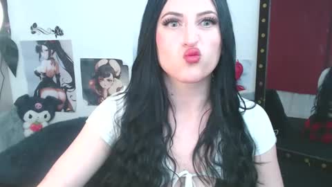 Snapshot of evelyn_sheeran chatting on 12.15.25 Julieta online show from 12.15.25