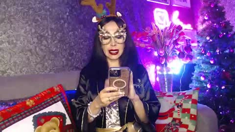 Snapshot of evelynagrey chatting on 12.21.24 EvelynaGrey online show from 12.21.24