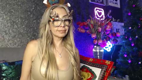 Snapshot of evelynagrey chatting on 12.23.24 EvelynaGrey online show from 12.23.24