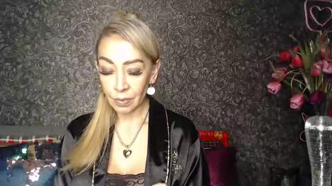 Snapshot of evelynagrey chatting on 01.04.25 EvelynaGrey online show from 01.04.25