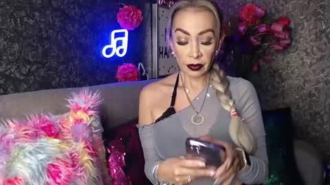 Snapshot of evelynagrey chatting on 01.20.25 EvelynaGrey online show from 01.20.25