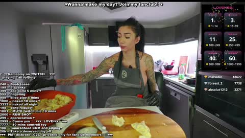 Snapshot of evelyne92 chatting on 12.24.24 Evelyne online show from 12.24.24