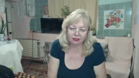 Snapshot of evelynloveshy chatting on 01.12.25 BarbaraBlondy online show from 01.12.25