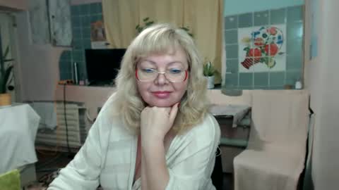 Snapshot of evelynloveshy chatting on 01.15.25 BarbaraBlondy online show from 01.15.25
