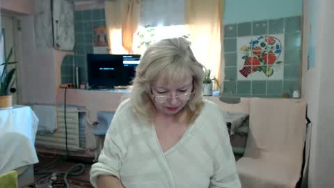 Snapshot of evelynloveshy chatting on 01.15.25 BarbaraBlondy online show from 01.15.25