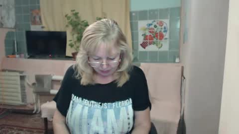 Snapshot of evelynloveshy chatting on 01.17.25 BarbaraBlondy online show from 01.17.25