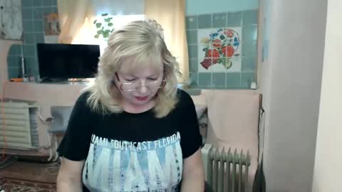 Snapshot of evelynloveshy chatting on 01.18.25 BarbaraBlondy online show from 01.18.25