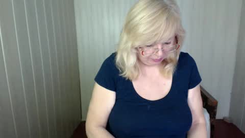 Snapshot of evelynloveshy chatting on 01.25.25 BarbaraBlondy online show from 01.25.25