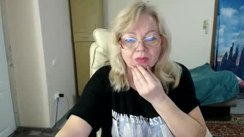 Snapshot of evelynloveshy chatting on 02.03.25 BarbaraBlondy online show from 02.03.25