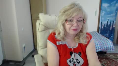 Snapshot of evelynloveshy chatting on 02.08.25 BarbaraBlondy online show from 02.08.25