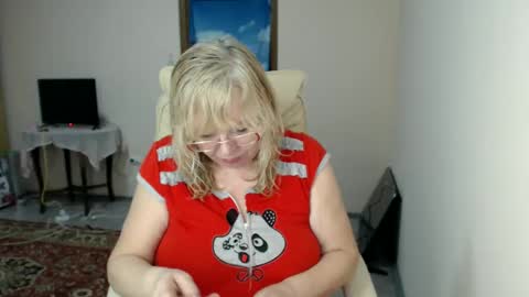 Snapshot of evelynloveshy chatting on 02.14.25 BarbaraBlondy online show from 02.14.25