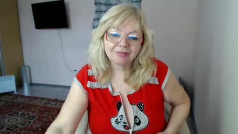 Snapshot of evelynloveshy chatting on 02.21.25 BarbaraBlondy online show from 02.21.25