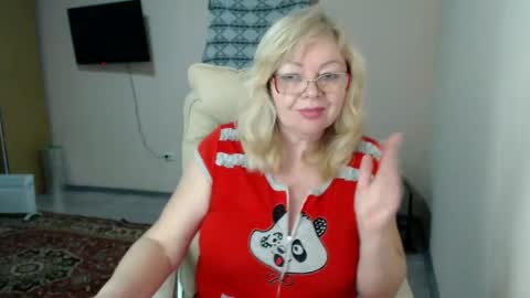 Snapshot of evelynloveshy chatting on 02.22.25 BarbaraBlondy online show from 02.22.25