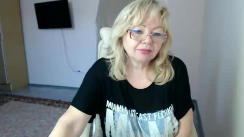 Snapshot of evelynloveshy chatting on 02.25.25 BarbaraBlondy online show from 02.25.25