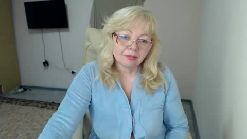 Snapshot of evelynloveshy chatting on 02.26.25 BarbaraBlondy online show from 02.26.25