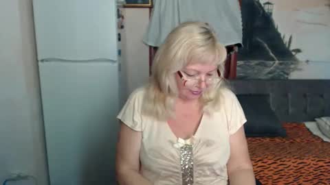 Snapshot of evelynloveshy chatting on 10.09.25 BarbaraBlondy online show from 10.09.25