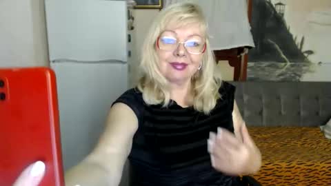 Snapshot of evelynloveshy chatting on 10.10.25 BarbaraBlondy online show from 10.10.25