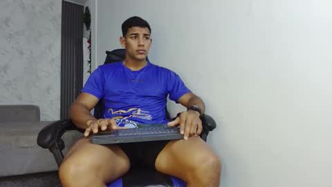 Snapshot of evessinn chatting on 11.16.25 luis online show from 11.16.25