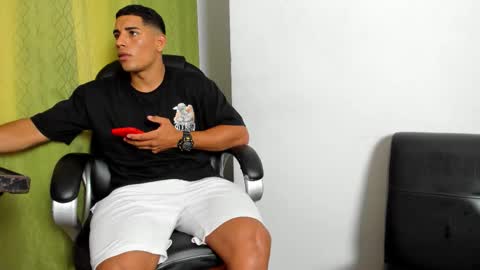 Snapshot of evessinn chatting on 03.29.26 luis online show from 03.29.26