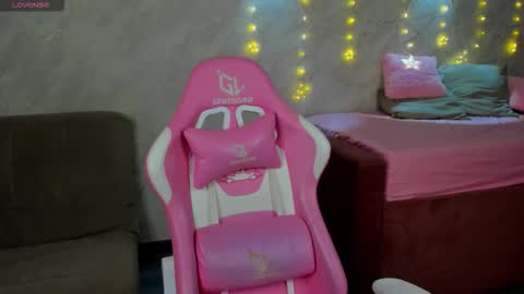 Snapshot of evi_mayy chatting on 12.18.25 Evi online show from 12.18.25