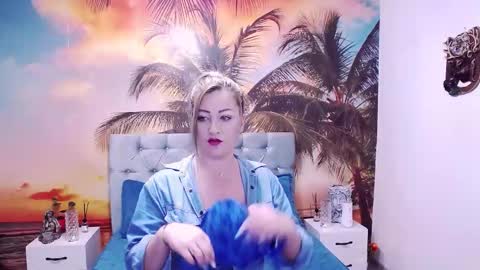 Snapshot of eviajoness chatting on 11.20.25 Evia online show from 11.20.25