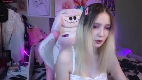 Snapshot of evie_rosen chatting on 02.02.25 Evie online show from 02.02.25