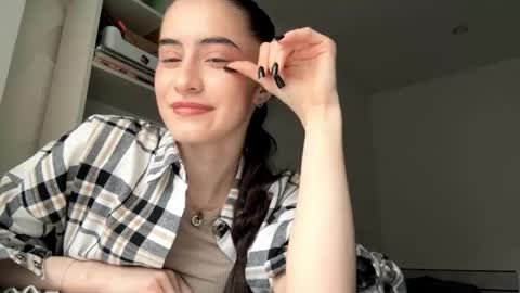 Snapshot of evitamoodie chatting on 05.13.26 Chloe online show from 05.13.26
