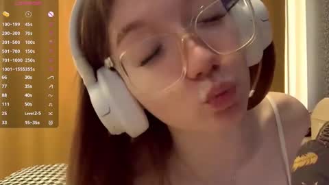 Snapshot of evonnesilvestre chatting on 09.12.25 Eva online show from 09.12.25