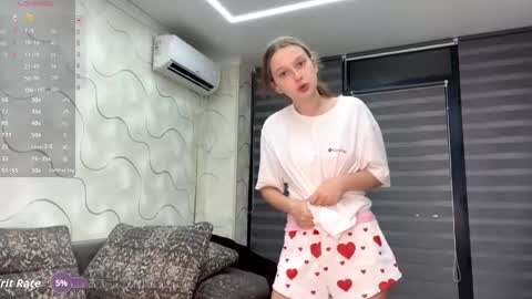 Snapshot of evonnesilvestre chatting on 10.21.25 Eva online show from 10.21.25