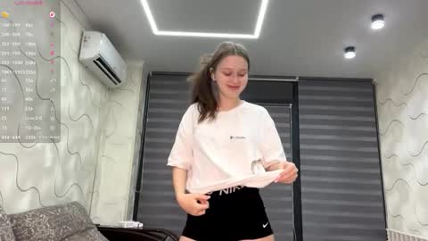 Snapshot of evonnesilvestre chatting on 11.09.25 Eva online show from 11.09.25