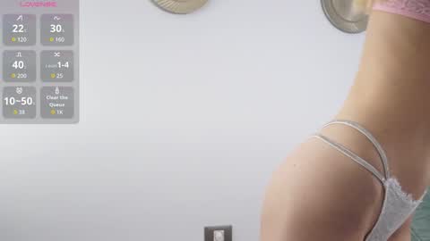 Snapshot of evymiuu chatting on 11.30.25 Evy online show from 11.30.25