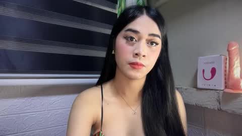 Snapshot of expensivets_chloe chatting on 10.30.25 chloee online show from 10.30.25