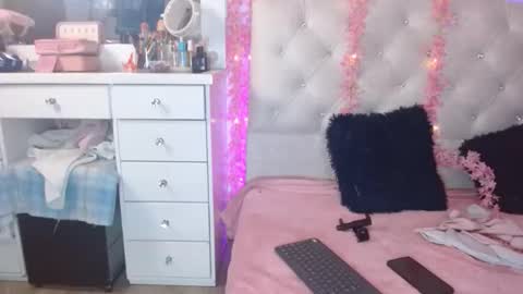 Snapshot of eyes_moonn chatting on 11.17.25 eyes_moonn online show from 11.17.25