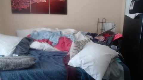 eyeswall0w online show from 10.13.25