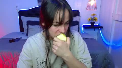 Snapshot of eymmy_24 chatting on 10.14.25 eymmy_24 online show from 10.14.25