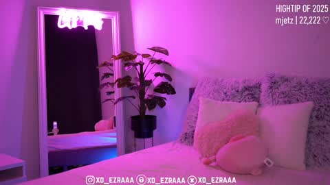 Snapshot of ezra chatting on 12.01.25 Ezra online show from 12.01.25