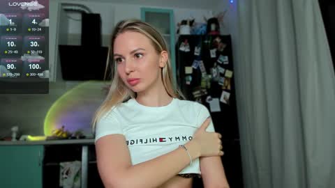 Snapshot of f1oraa chatting on 12.15.24 if you dont have fansly account yet use this link to registration online show from 12.15.24