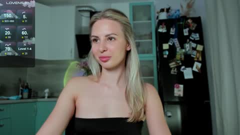 Snapshot of f1oraa chatting on 12.16.24 if you dont have fansly account yet use this link to registration online show from 12.16.24