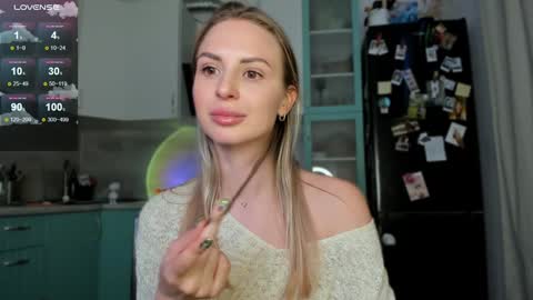 Snapshot of f1oraa chatting on 12.22.24 if you dont have fansly account yet use this link to registration online show from 12.22.24