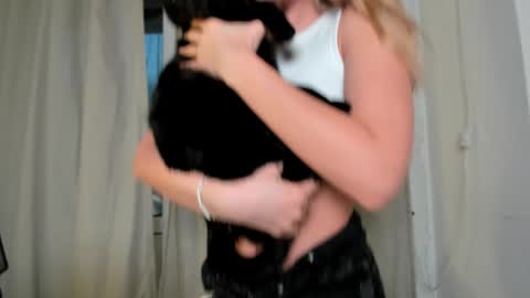 Snapshot of f1oraa chatting on 02.05.25 if you dont have fansly account yet use this link to registration online show from 02.05.25