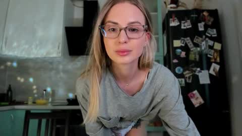 Snapshot of f1oraa chatting on 02.11.25 if you dont have fansly account yet use this link to registration online show from 02.11.25