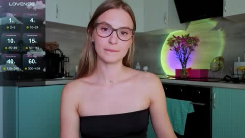 Snapshot of f1oraa chatting on 09.18.25 if you dont have fansly account yet use this link to registration online show from 09.18.25