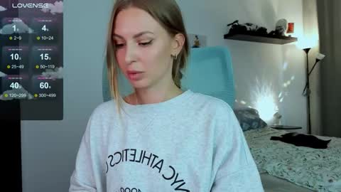 Snapshot of f1oraa chatting on 10.28.25 if you dont have fansly account yet use this link to registration online show from 10.28.25