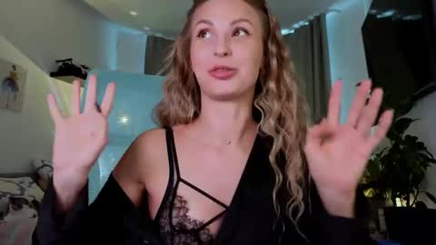 Snapshot of f1oraa chatting on 11.16.25 if you dont have fansly account yet use this link to registration online show from 11.16.25