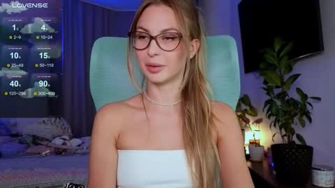 Snapshot of f1oraa chatting on 11.29.25 if you dont have fansly account yet use this link to registration online show from 11.29.25