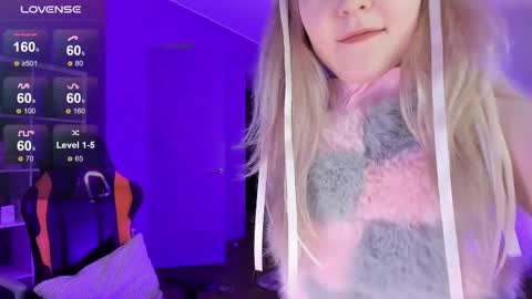 Snapshot of fairy_casey chatting on 11.25.25 fairy_casey online show from 11.25.25