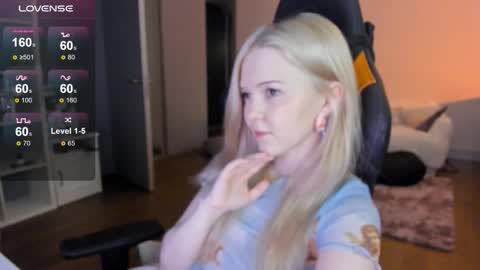 Snapshot of fairy_casey chatting on 11.28.25 fairy_casey online show from 11.28.25