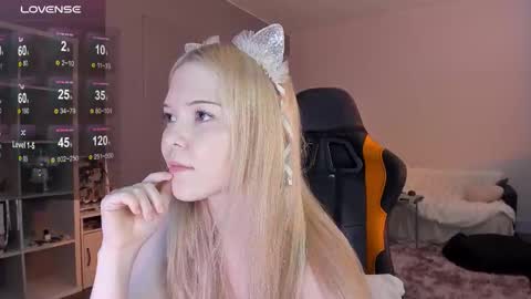 Snapshot of fairy_casey chatting on 12.02.25 fairy_casey online show from 12.02.25