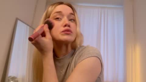 Snapshot of fancyamelia chatting on 09.28.25 fancyamelia online show from 09.28.25