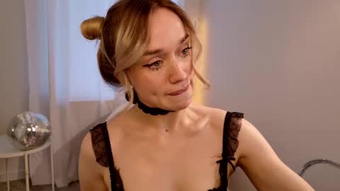 Snapshot of fancyamelia chatting on 10.09.25 fancyamelia online show from 10.09.25